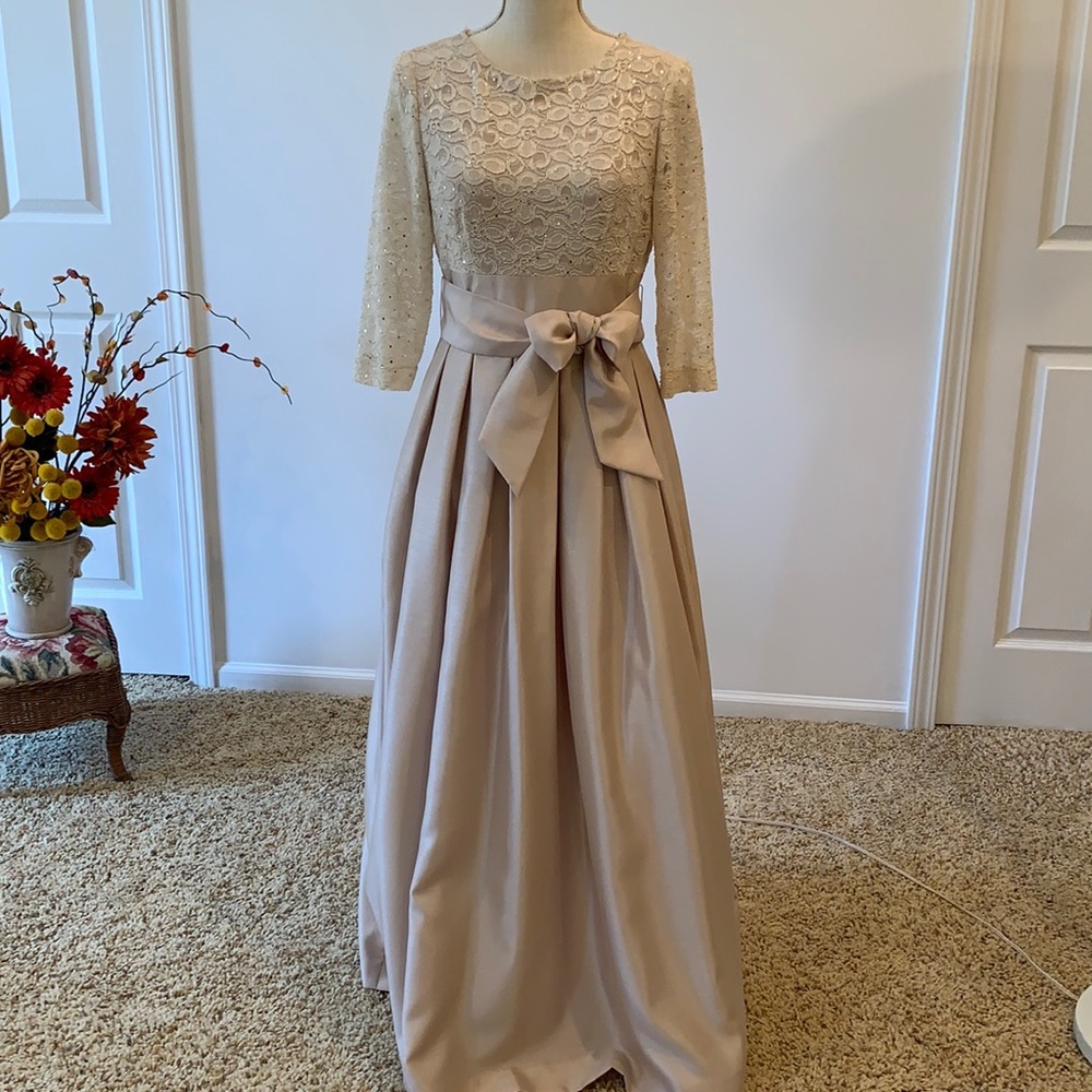 Jessica Howard Lace Sequin Bodice Long Gown Size 6